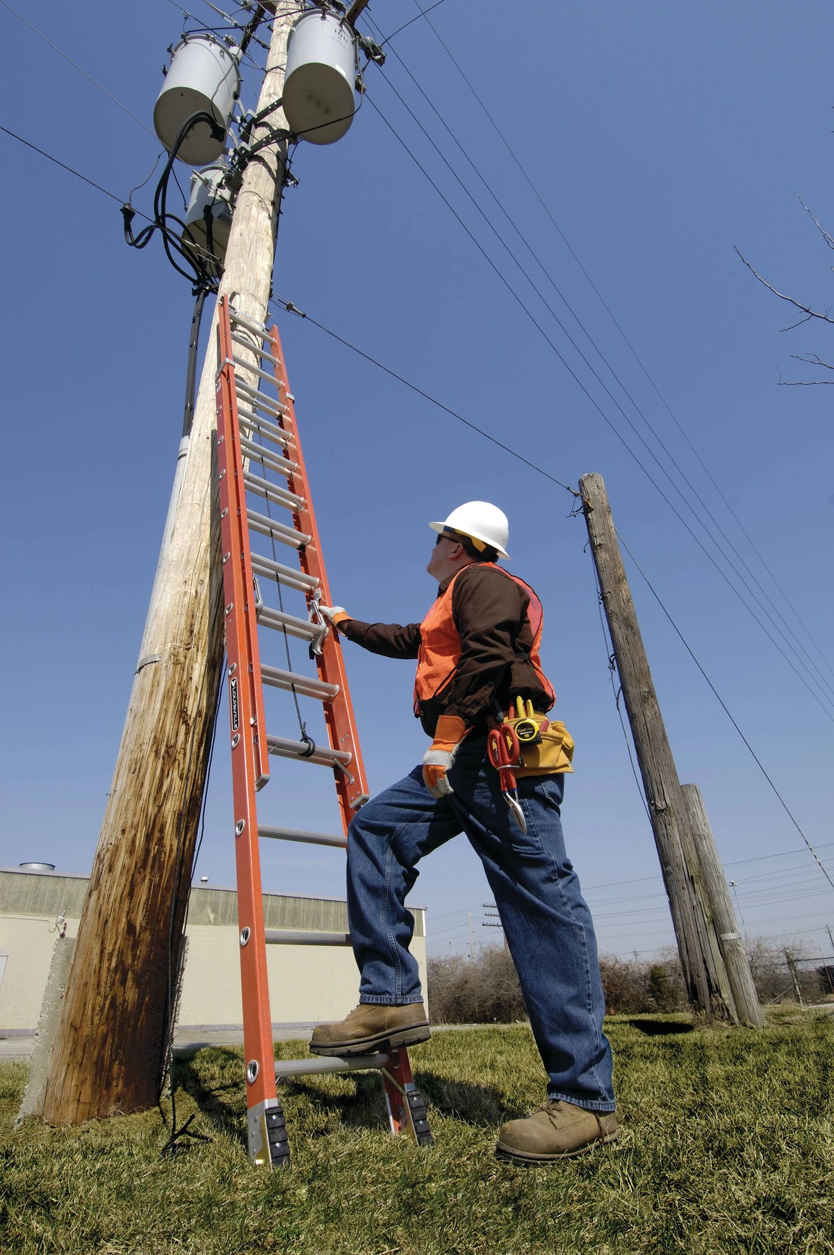 32' Fiberglass Extension Ladder, 300 lbs Load Capacity K967383