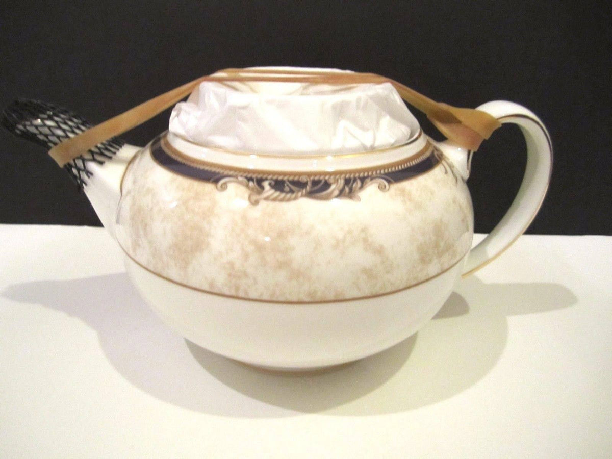 Cornucopia Teapot F607
