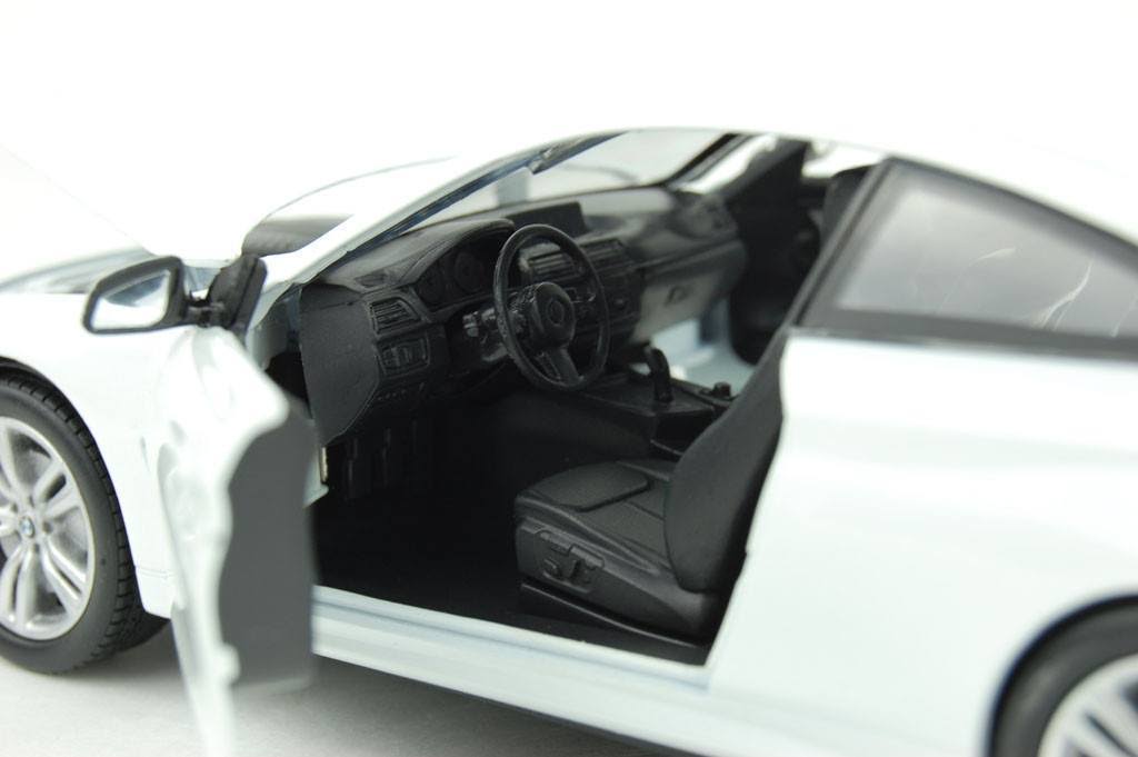 Grey 1/24 Diecast Model Car P715685