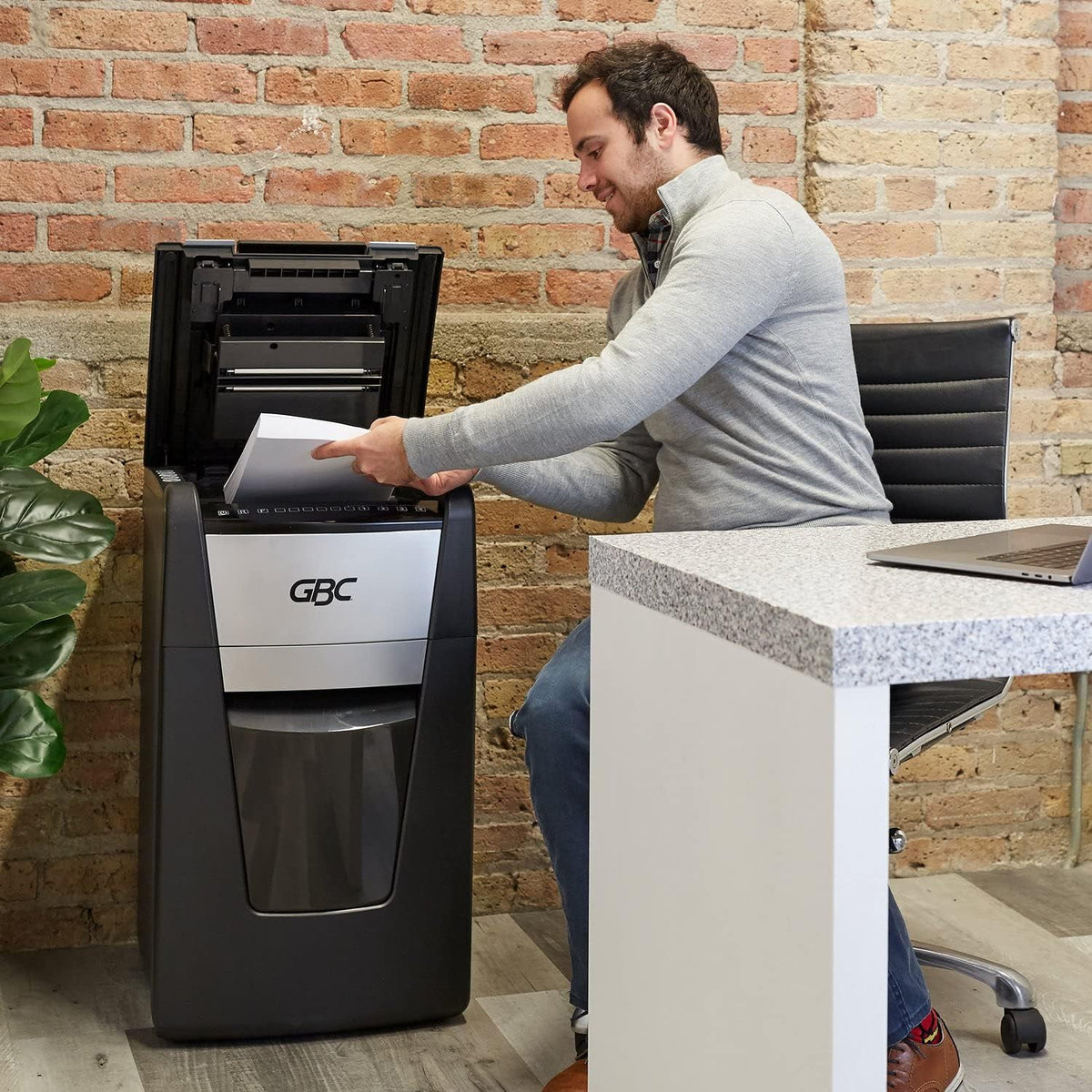 Auto Feed 230 Sheet Capacity Super Cross-Cut Paper Shredder Q48365