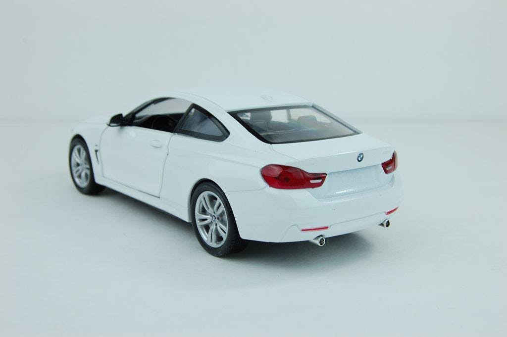 Grey 1/24 Diecast Model Car P715685
