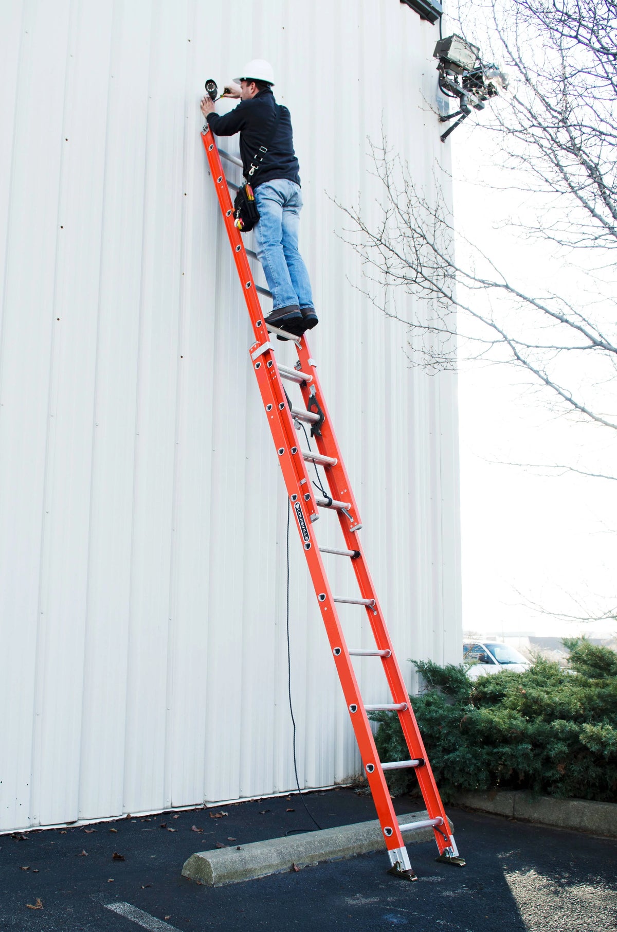 32' Fiberglass Extension Ladder, 300 lbs Load Capacity K967383